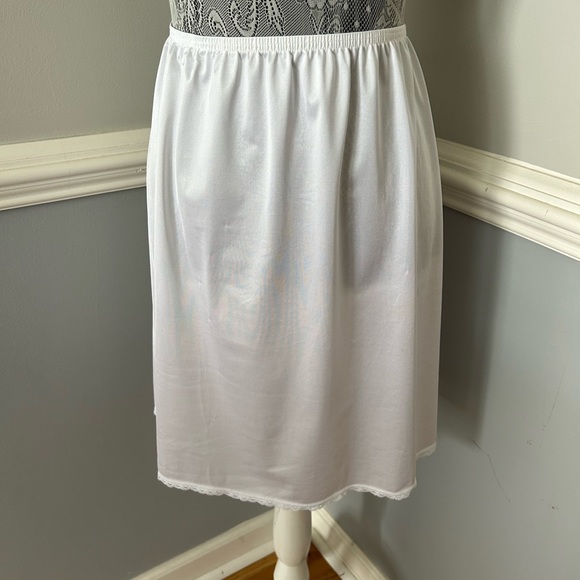 Vintage white  half slip with rear slot size M - Picture 1 of 6